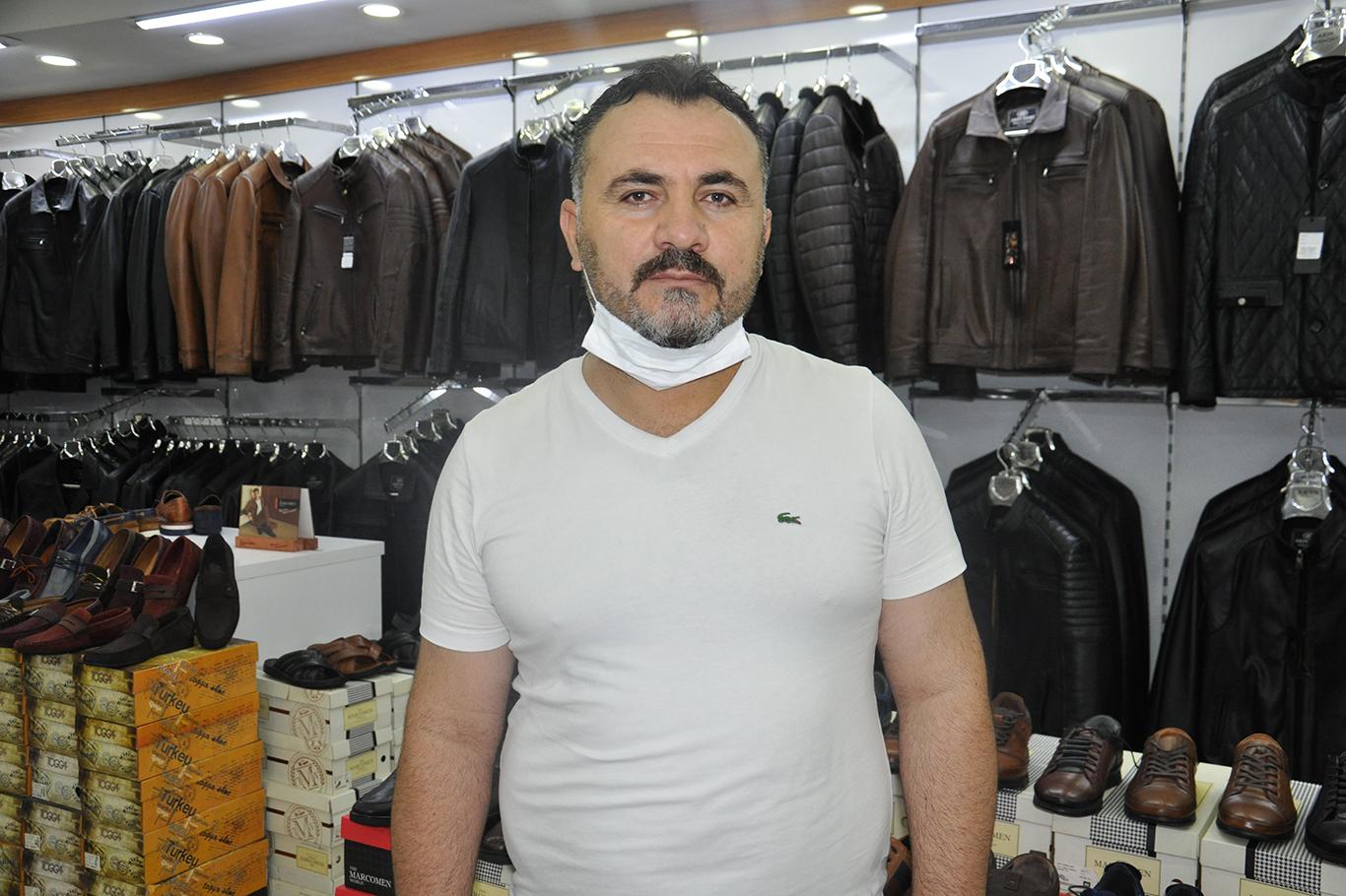 Batman'da sokağa çıkma yasağının ardından dükkanını açan esnaf müşterisini bekliyor